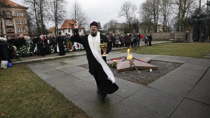 Skulptūrų parke – gėlės raudonarmiečiams