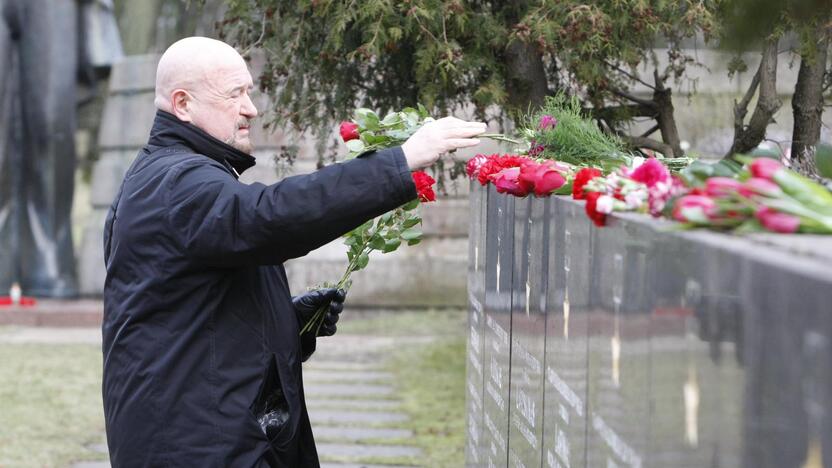 Skulptūrų parke – gėlės raudonarmiečiams