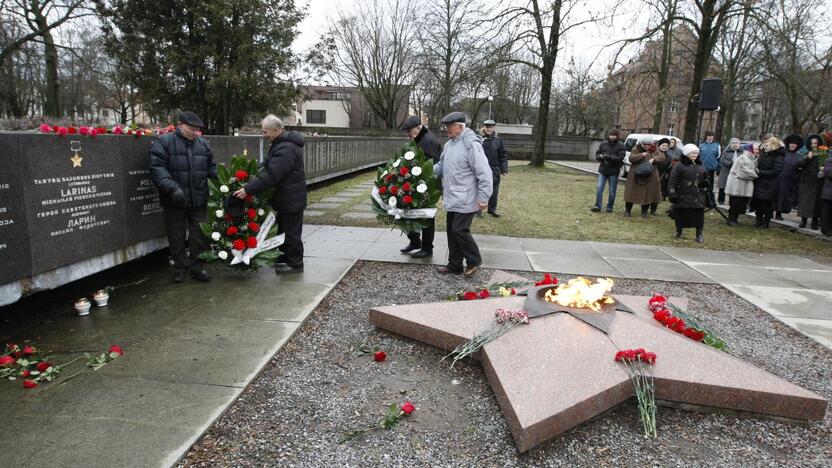 Skulptūrų parke – gėlės raudonarmiečiams