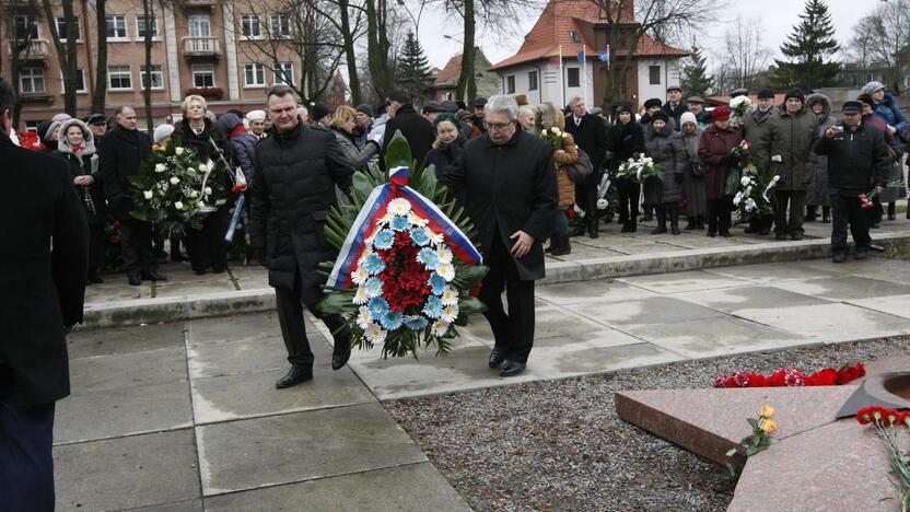 Skulptūrų parke – gėlės raudonarmiečiams