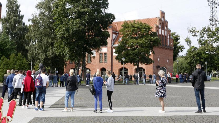 Studentai Klaipėdoje grįžta į auditorijas: prie mobiliojo vakcinavimo punkto – eilės