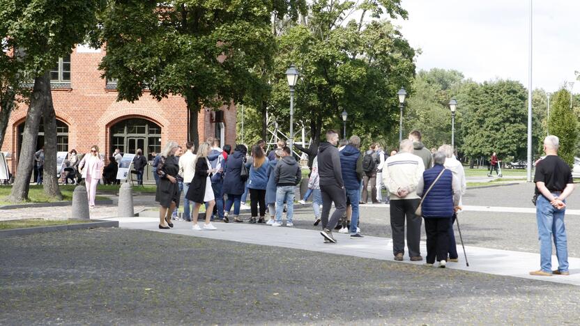 Studentai Klaipėdoje grįžta į auditorijas: prie mobiliojo vakcinavimo punkto – eilės