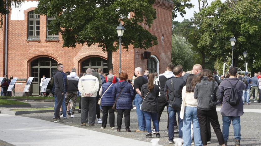 Studentai Klaipėdoje grįžta į auditorijas: prie mobiliojo vakcinavimo punkto – eilės