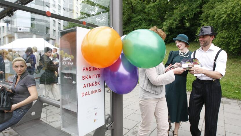 Atidarytos bibliotekėlės autobusų stotelėse