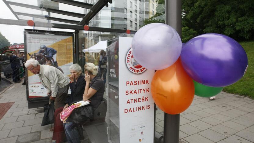 Atidarytos bibliotekėlės autobusų stotelėse