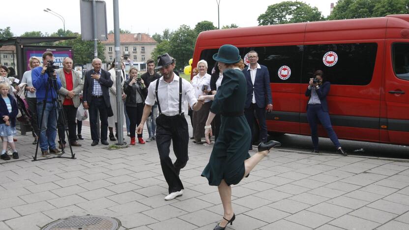 Atidarytos bibliotekėlės autobusų stotelėse