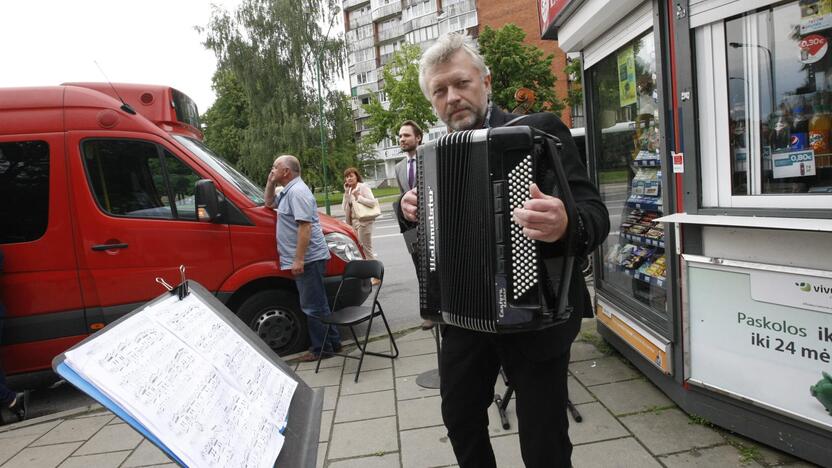 Atidarytos bibliotekėlės autobusų stotelėse