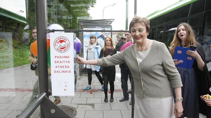 Atidarytos bibliotekėlės autobusų stotelėse