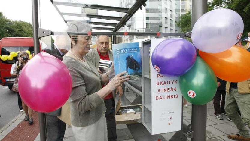 Atidarytos bibliotekėlės autobusų stotelėse