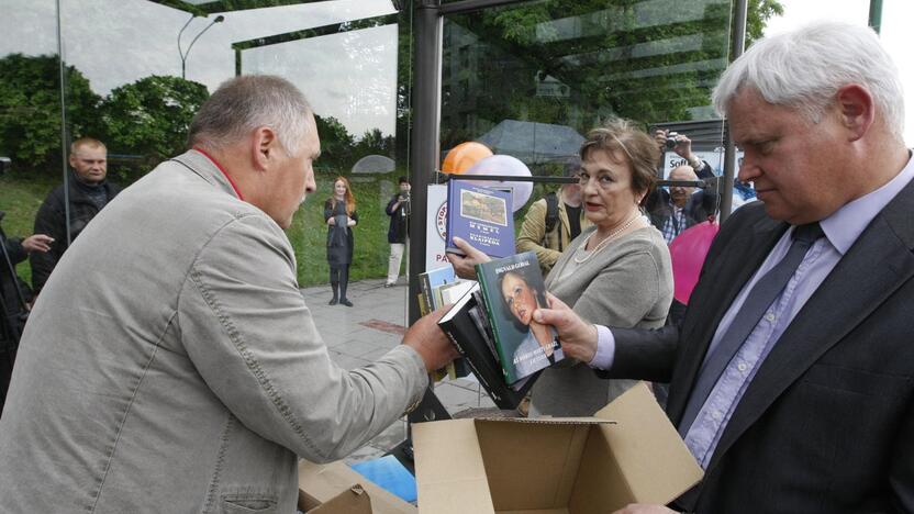 Atidarytos bibliotekėlės autobusų stotelėse