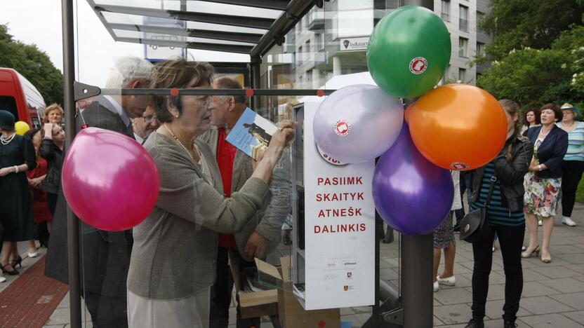 Atidarytos bibliotekėlės autobusų stotelėse