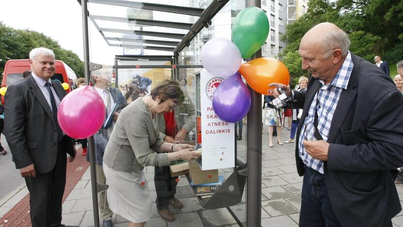 Atidarytos bibliotekėlės autobusų stotelėse