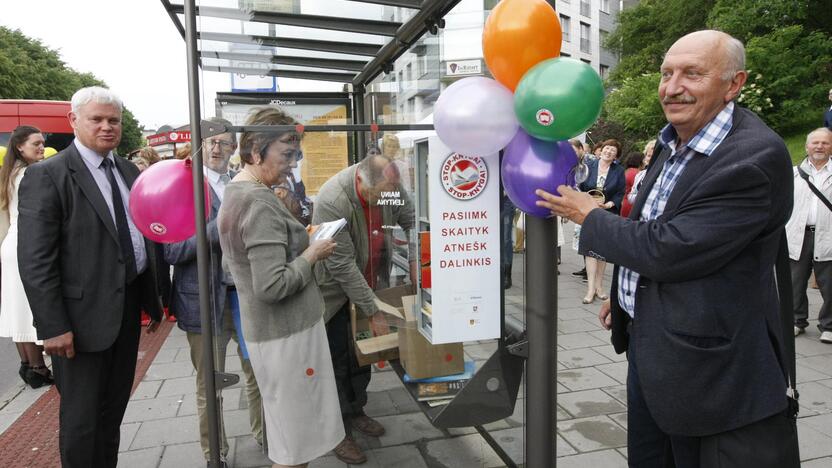 Atidarytos bibliotekėlės autobusų stotelėse