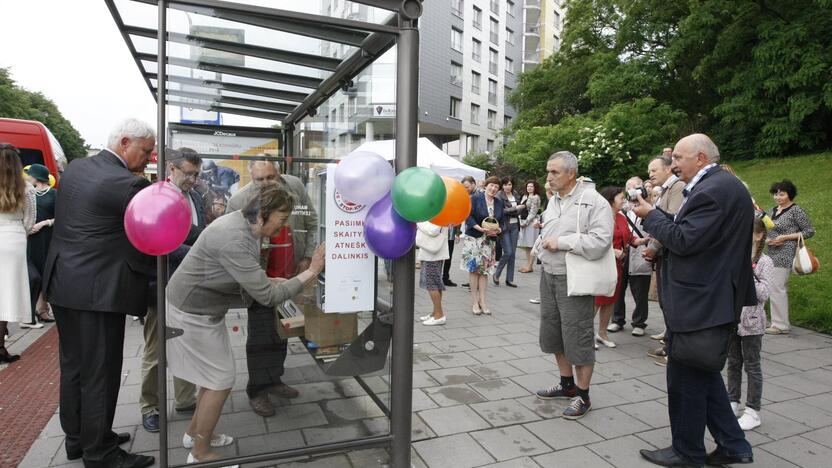 Atidarytos bibliotekėlės autobusų stotelėse