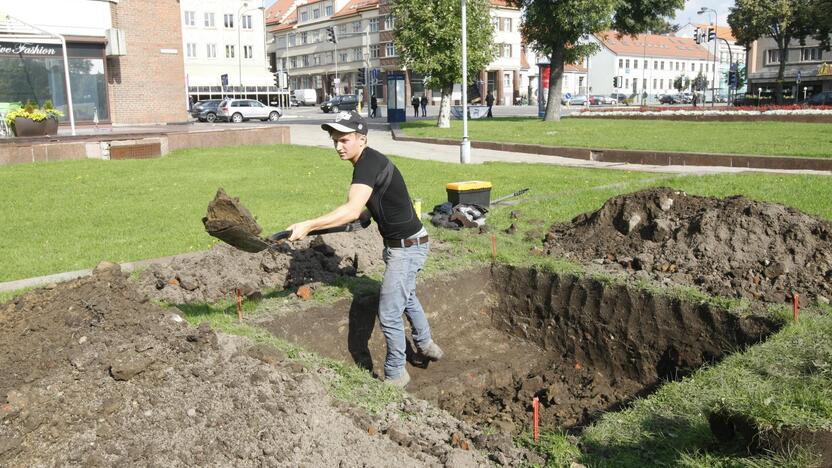 Archeologai rausia Atgimimo aikštę