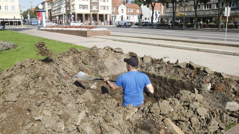 Archeologai rausia Atgimimo aikštę