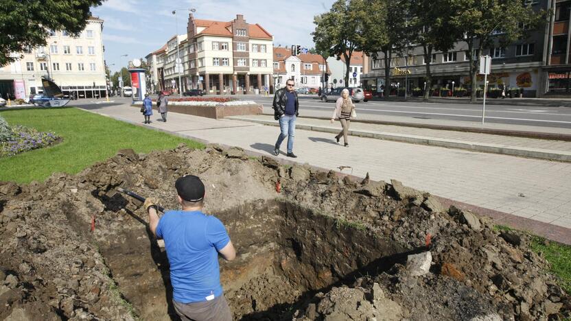 Archeologai rausia Atgimimo aikštę