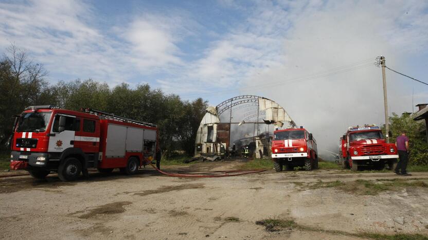 Klaipėdos rajone liepsnoja šieno prikrautas angaras