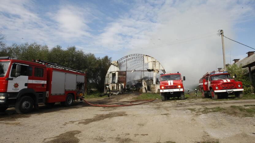 Klaipėdos rajone liepsnoja šieno prikrautas angaras