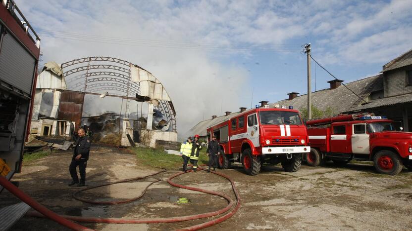 Klaipėdos rajone liepsnoja šieno prikrautas angaras