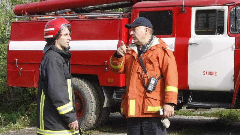 Klaipėdos rajone liepsnoja šieno prikrautas angaras