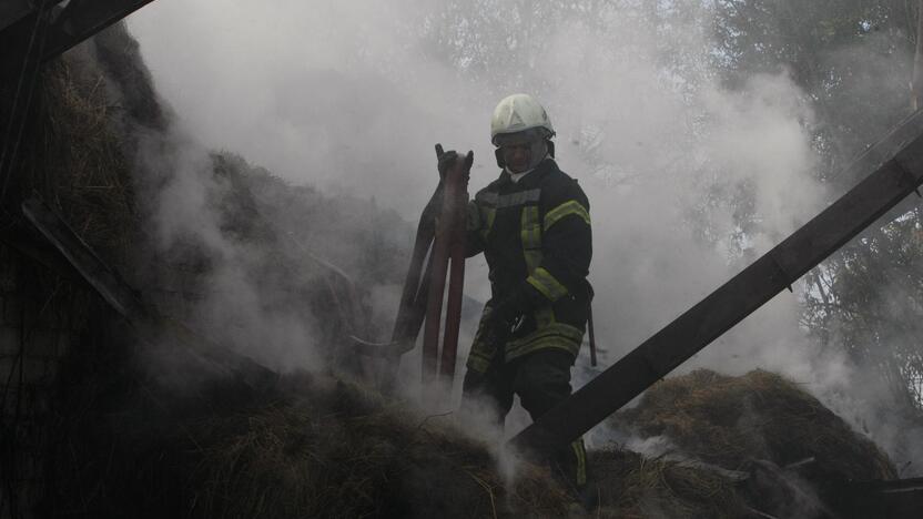 Klaipėdos rajone liepsnoja šieno prikrautas angaras