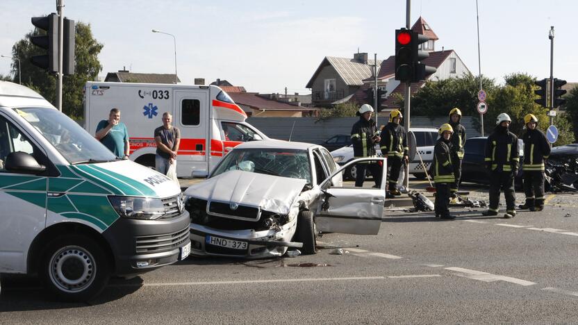 Dar viena avarija Klaipėdoje: sumaitoti du automobiliai