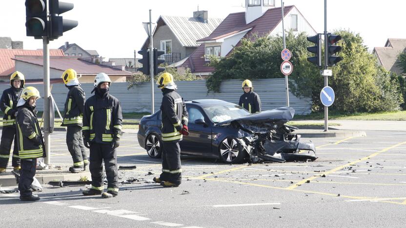 Dar viena avarija Klaipėdoje: sumaitoti du automobiliai