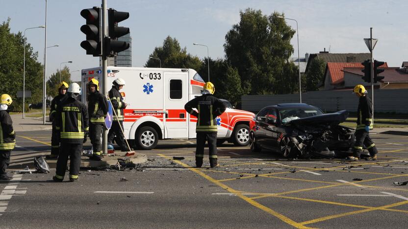 Dar viena avarija Klaipėdoje: sumaitoti du automobiliai