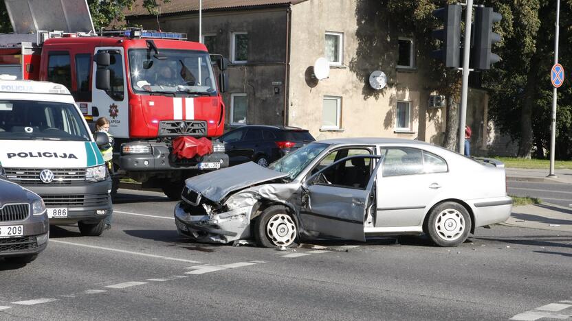 Dar viena avarija Klaipėdoje: sumaitoti du automobiliai