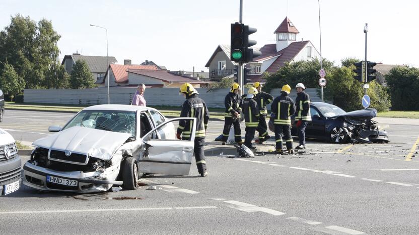 Dar viena avarija Klaipėdoje: sumaitoti du automobiliai