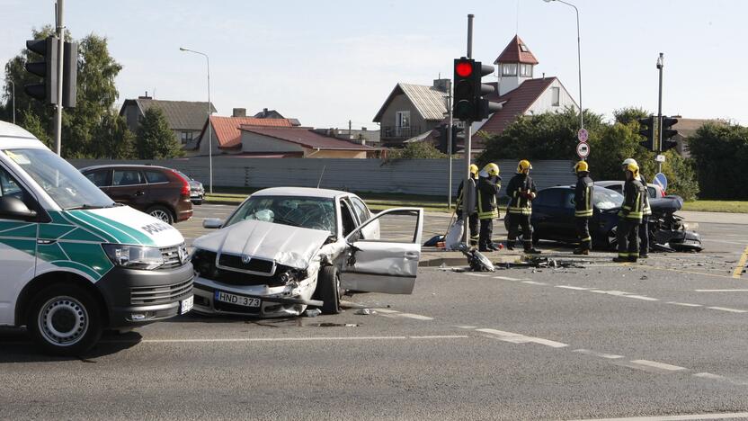 Dar viena avarija Klaipėdoje: sumaitoti du automobiliai