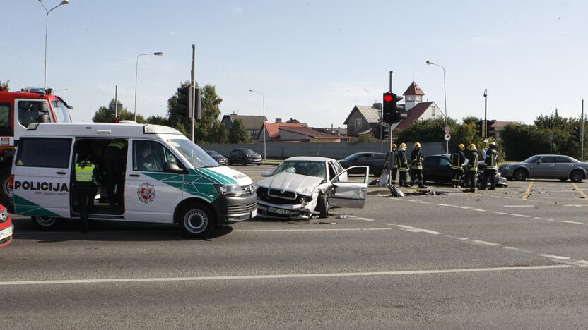 Dar viena avarija Klaipėdoje: sumaitoti du automobiliai