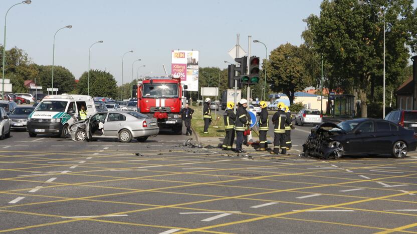 Dar viena avarija Klaipėdoje: sumaitoti du automobiliai