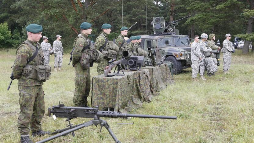 Prezidentė Klaipėdoje apžiūrėjo JAV karinę techniką