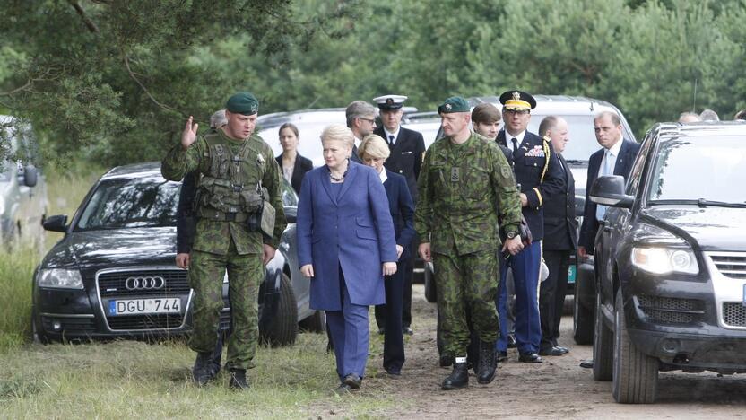 Prezidentė Klaipėdoje apžiūrėjo JAV karinę techniką