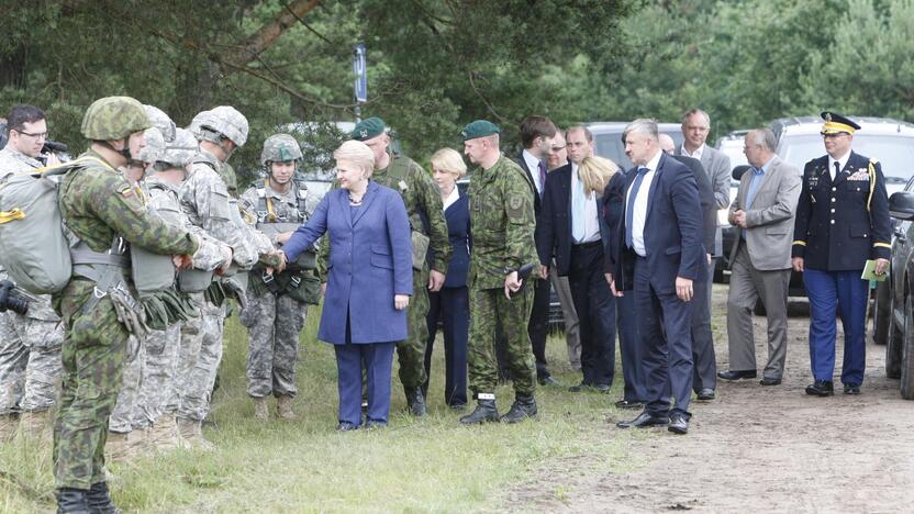 Prezidentė Klaipėdoje apžiūrėjo JAV karinę techniką