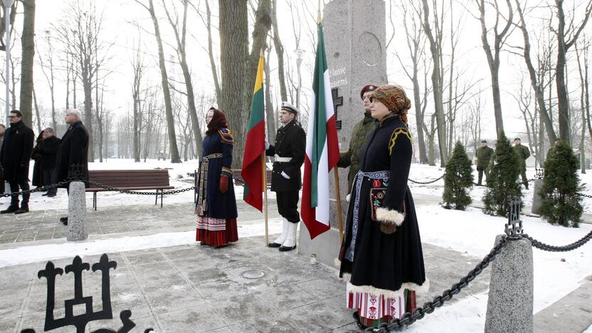 Žuvusiųjų pagerbimas prie paminklo 1923 metų sukilimo dalyviams 