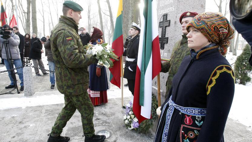 Žuvusiųjų pagerbimas prie paminklo 1923 metų sukilimo dalyviams 