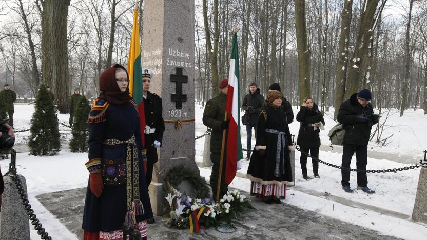 Žuvusiųjų pagerbimas prie paminklo 1923 metų sukilimo dalyviams 