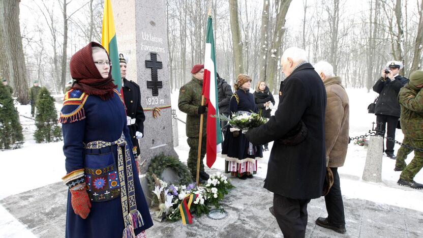 Žuvusiųjų pagerbimas prie paminklo 1923 metų sukilimo dalyviams 