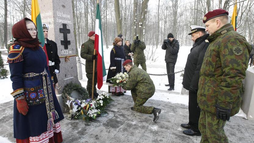 Žuvusiųjų pagerbimas prie paminklo 1923 metų sukilimo dalyviams 