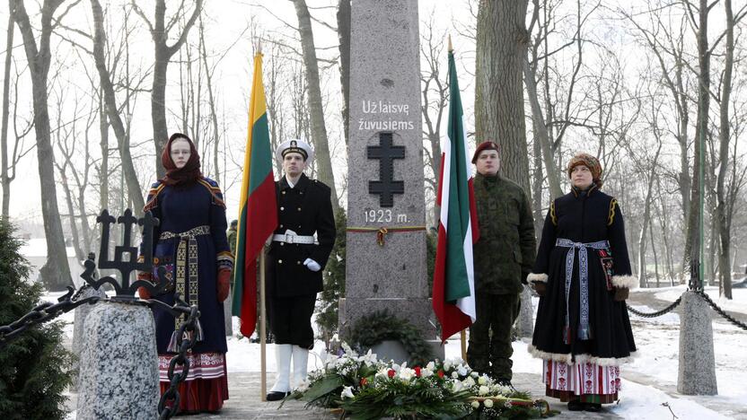 Žuvusiųjų pagerbimas prie paminklo 1923 metų sukilimo dalyviams 