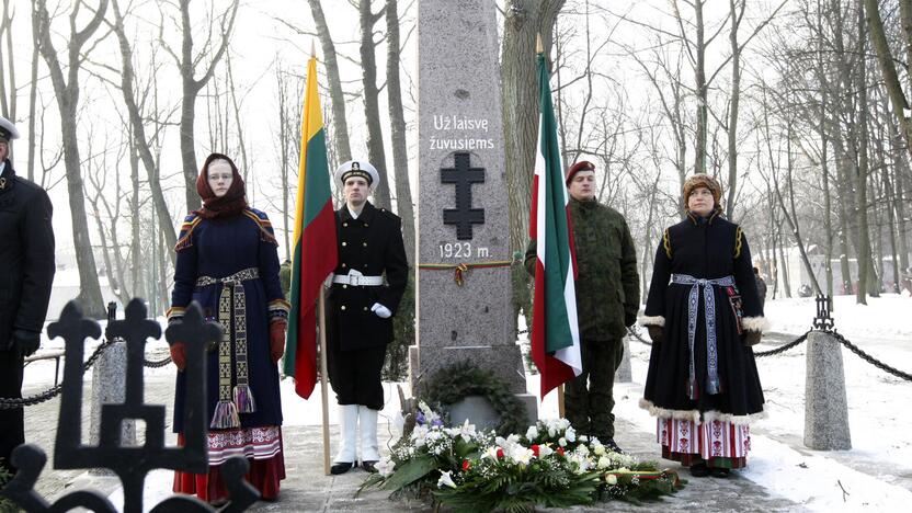 Žuvusiųjų pagerbimas prie paminklo 1923 metų sukilimo dalyviams 