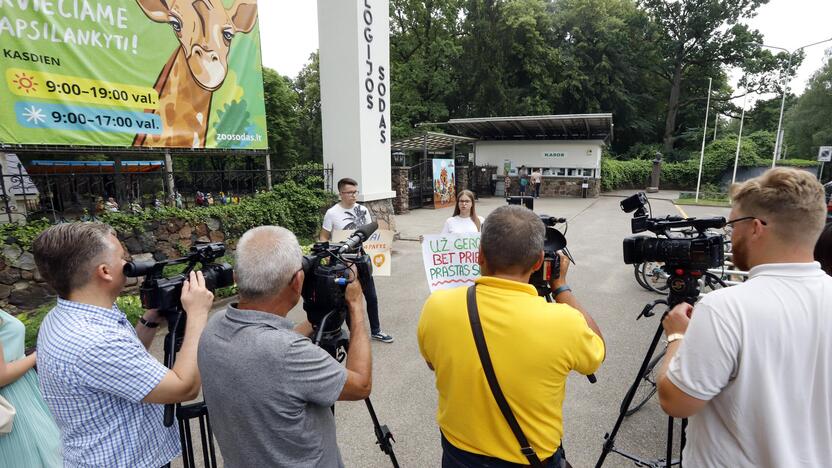 Piketas prie Lietuvos zoologijos sodo