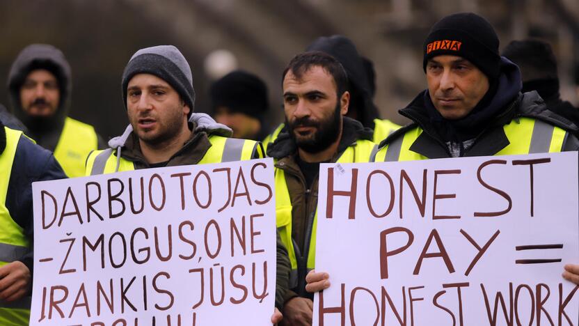 S. Dariaus ir S. Girėno stadioną stačiusių turkų protesto akcija