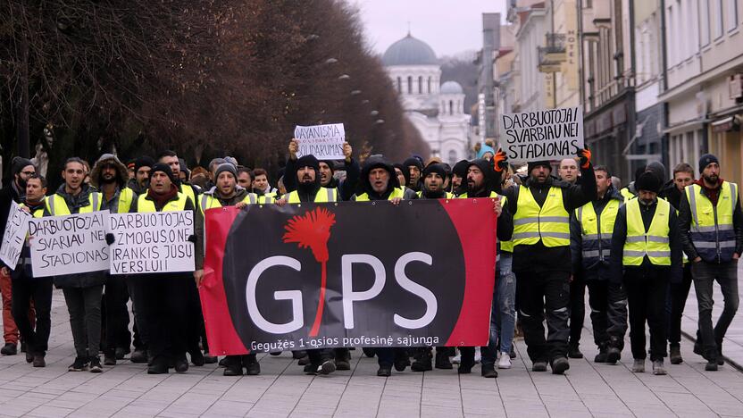 S. Dariaus ir S. Girėno stadioną stačiusių turkų protesto akcija