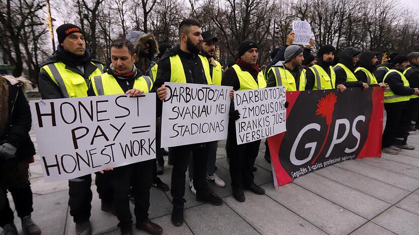 S. Dariaus ir S. Girėno stadioną stačiusių turkų protesto akcija