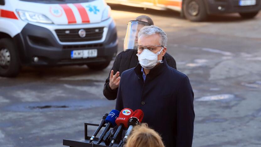 Prezidentas lankėsi karštosios koronaviruso linijos centre