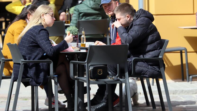 Karantinas tirpsta lauko kavinėse